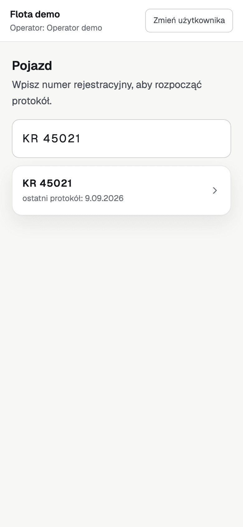 Ekran aplikacji terenowej EviTrust na telefonie: wyszukiwanie pojazdu po numerze rejestracyjnym